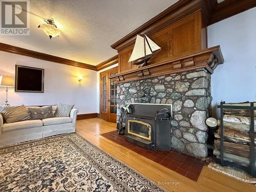 646 Lakeshore Road S, Temiskaming Shores (Haileybury), ON - Indoor Photo Showing Living Room With Fireplace