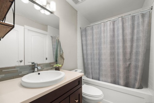 303-7070 West Saanich Rd, Central Saanich, BC - Indoor Photo Showing Bathroom