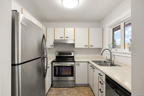 303-7070 West Saanich Rd, Central Saanich, BC - Indoor Photo Showing Kitchen With Double Sink