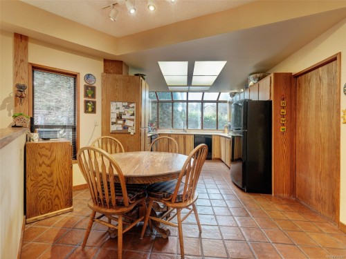 2761 Arbutus Rd, Saanich, BC 