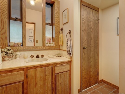 2761 Arbutus Rd, Saanich, BC 