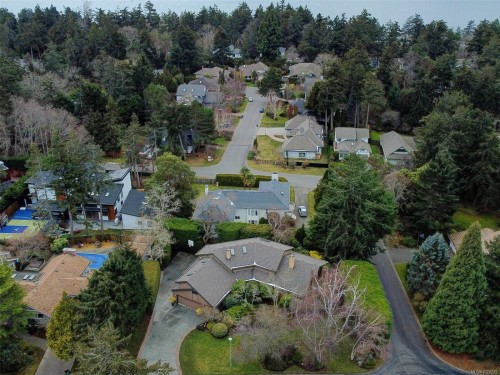 2761 Arbutus Rd, Saanich, BC 