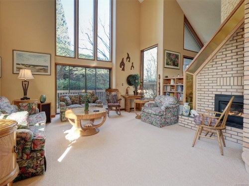 2761 Arbutus Rd, Saanich, BC 