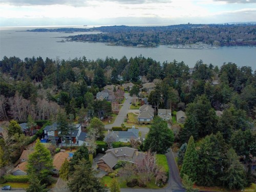 2761 Arbutus Rd, Saanich, BC 