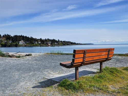 2761 Arbutus Rd, Saanich, BC 