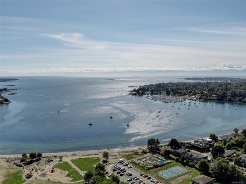 2761 Arbutus Rd, Saanich, BC 