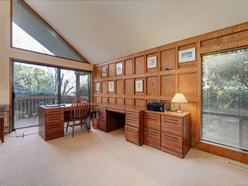 2761 Arbutus Rd, Saanich, BC 