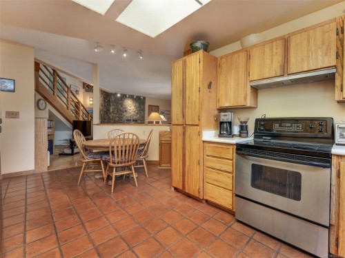 2761 Arbutus Rd, Saanich, BC 