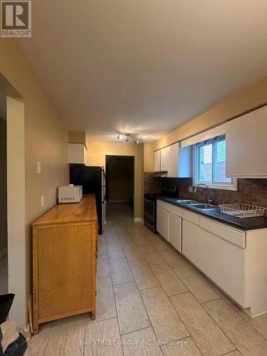 135 Walmer Gardens, London North, ON - Indoor Photo Showing Kitchen With Double Sink