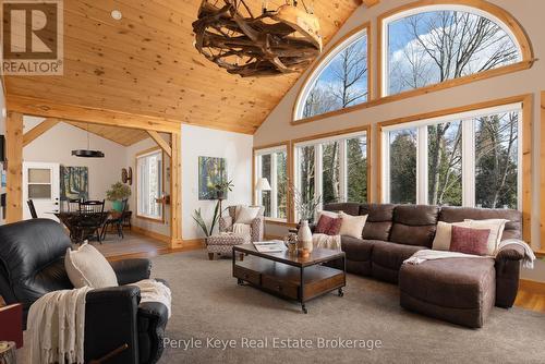 3191 Hwy 518 Highway E, Kearney, ON - Indoor Photo Showing Living Room