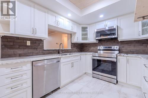 112 - 2 Heritage Way, Kawartha Lakes (Lindsay), ON - Indoor Photo Showing Kitchen
