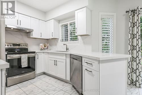 30 Crimson Court, Richmond Hill, ON - Indoor Photo Showing Kitchen With Upgraded Kitchen
