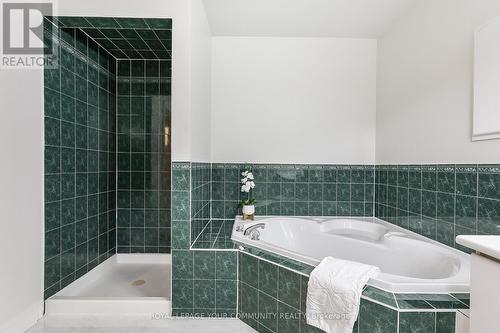 30 Crimson Court, Richmond Hill, ON - Indoor Photo Showing Bathroom