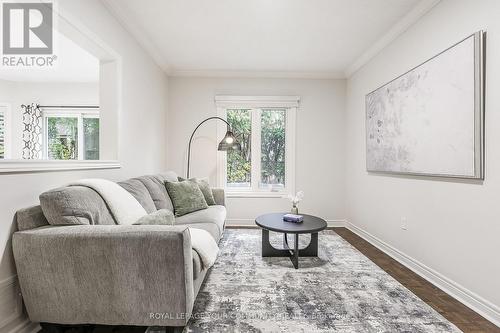 30 Crimson Court, Richmond Hill, ON - Indoor Photo Showing Living Room