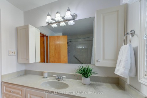 930 Upper Ottawa Street, Hamilton, ON - Indoor Photo Showing Bathroom