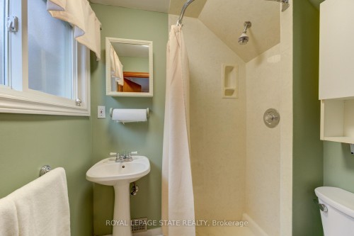 930 Upper Ottawa Street, Hamilton, ON - Indoor Photo Showing Bathroom