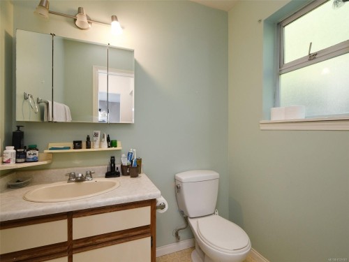 3944 Rainbow St, Saanich, BC 