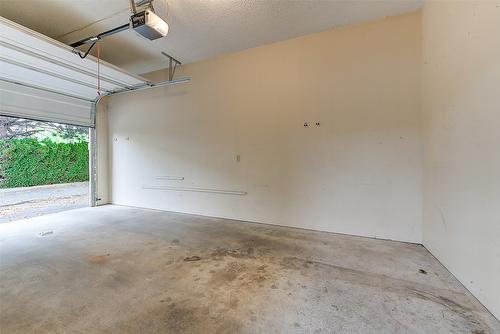 10-1209 Brookside Avenue, Kelowna, BC - Indoor Photo Showing Garage