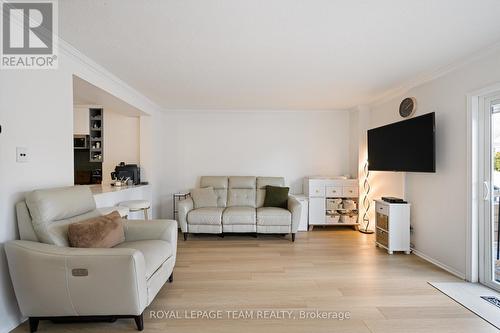 19 Armadale Crescent, Ottawa, ON - Indoor Photo Showing Living Room