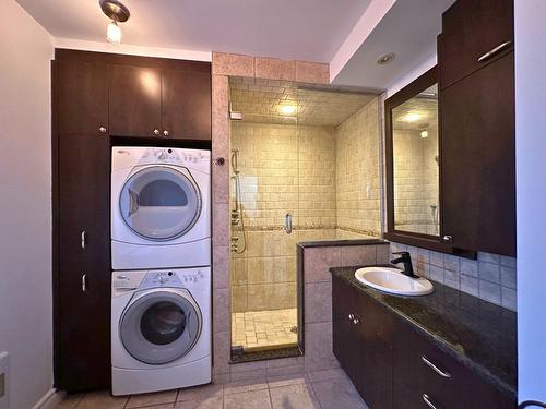 Bathroom - 4293 Rue Chambord, Montréal (Le Plateau-Mont-Royal), QC - Indoor Photo Showing Laundry Room