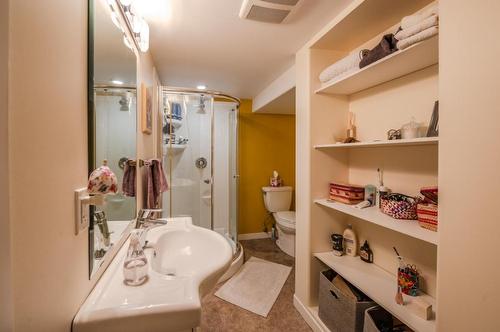 324 Windsor Avenue, Penticton, BC - Indoor Photo Showing Bathroom