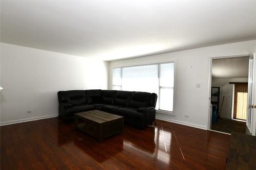 324 Windsor Avenue, Penticton, BC - Indoor Photo Showing Living Room