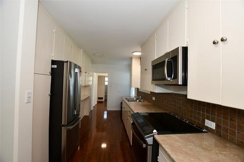 324 Windsor Avenue, Penticton, BC - Indoor Photo Showing Kitchen