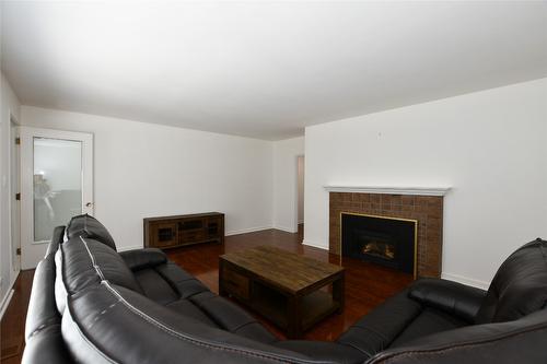 324 Windsor Avenue, Penticton, BC - Indoor Photo Showing Living Room With Fireplace