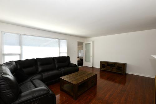 324 Windsor Avenue, Penticton, BC - Indoor Photo Showing Living Room