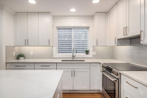 118-665 Cook Road, Kelowna, BC - Indoor Photo Showing Kitchen With Upgraded Kitchen