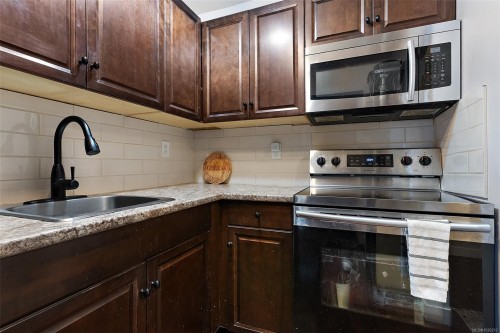 104-2610 Graham St, Victoria, BC - Indoor Photo Showing Kitchen