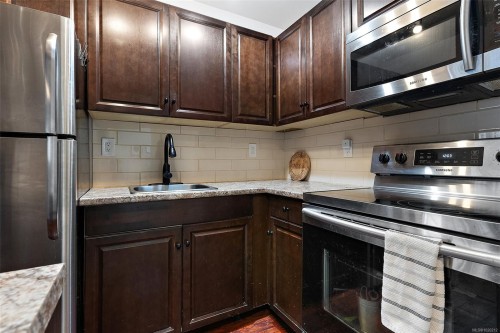104-2610 Graham St, Victoria, BC - Indoor Photo Showing Kitchen