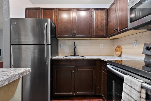 104-2610 Graham St, Victoria, BC - Indoor Photo Showing Kitchen