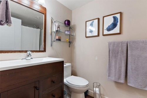 104-2610 Graham St, Victoria, BC - Indoor Photo Showing Bathroom