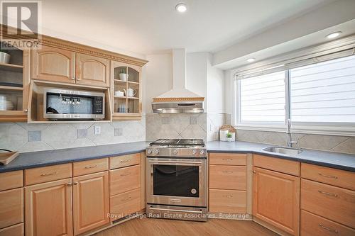 3143 Michael Crescent, Burlington, ON - Indoor Photo Showing Kitchen