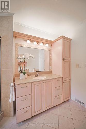 3143 Michael Crescent, Burlington, ON - Indoor Photo Showing Bathroom