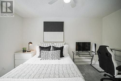 3143 Michael Crescent, Burlington, ON - Indoor Photo Showing Bedroom