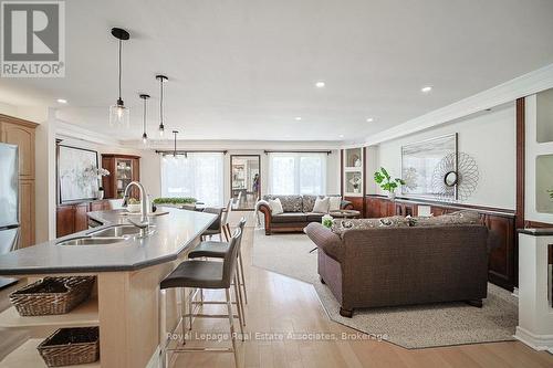 3143 Michael Crescent, Burlington, ON - Indoor Photo Showing Kitchen With Double Sink With Upgraded Kitchen