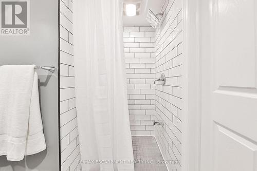 172 Hanover Place, Hamilton, ON - Indoor Photo Showing Bathroom