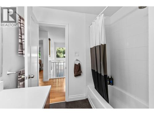 1112 Pinecrest Lane, Kelowna, BC - Indoor Photo Showing Bathroom