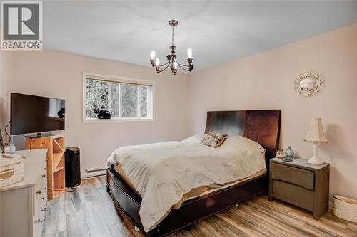 351 Phipps - 331-351 Phipps Crescent, Kelowna, BC - Indoor Photo Showing Bedroom