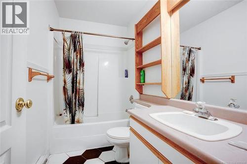 351 Phipps - 331-351 Phipps Crescent, Kelowna, BC - Indoor Photo Showing Bathroom