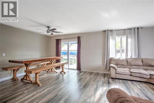 331 Phipps - 331-351 Phipps Crescent, Kelowna, BC - Indoor Photo Showing Living Room