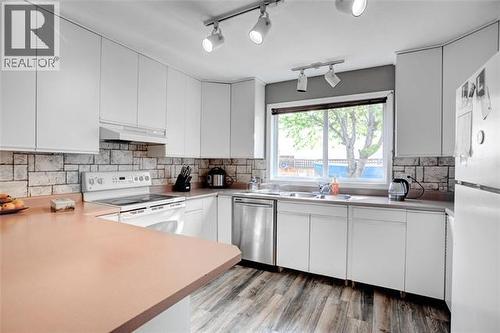 331 Phipps - 331-351 Phipps Crescent, Kelowna, BC - Indoor Photo Showing Kitchen With Double Sink
