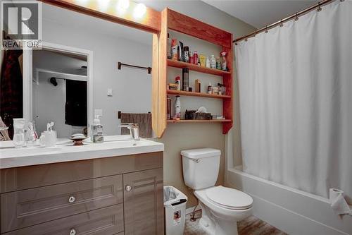 331 Phipps - 331-351 Phipps Crescent, Kelowna, BC - Indoor Photo Showing Bathroom