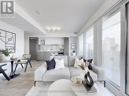 4605 - 55 Cooper Street, Toronto, ON - Indoor Photo Showing Living Room