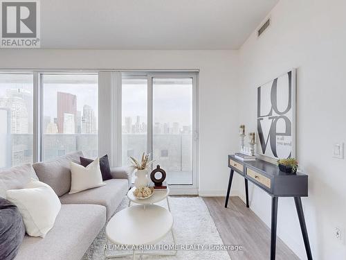 4605 - 55 Cooper Street, Toronto, ON - Indoor Photo Showing Living Room