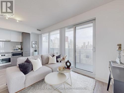 4605 - 55 Cooper Street, Toronto, ON - Indoor Photo Showing Living Room