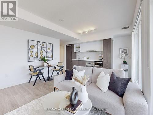 4605 - 55 Cooper Street, Toronto, ON - Indoor Photo Showing Living Room