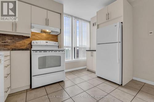 501 - 10 Laurelcrest Street, Brampton, ON - Indoor Photo Showing Kitchen